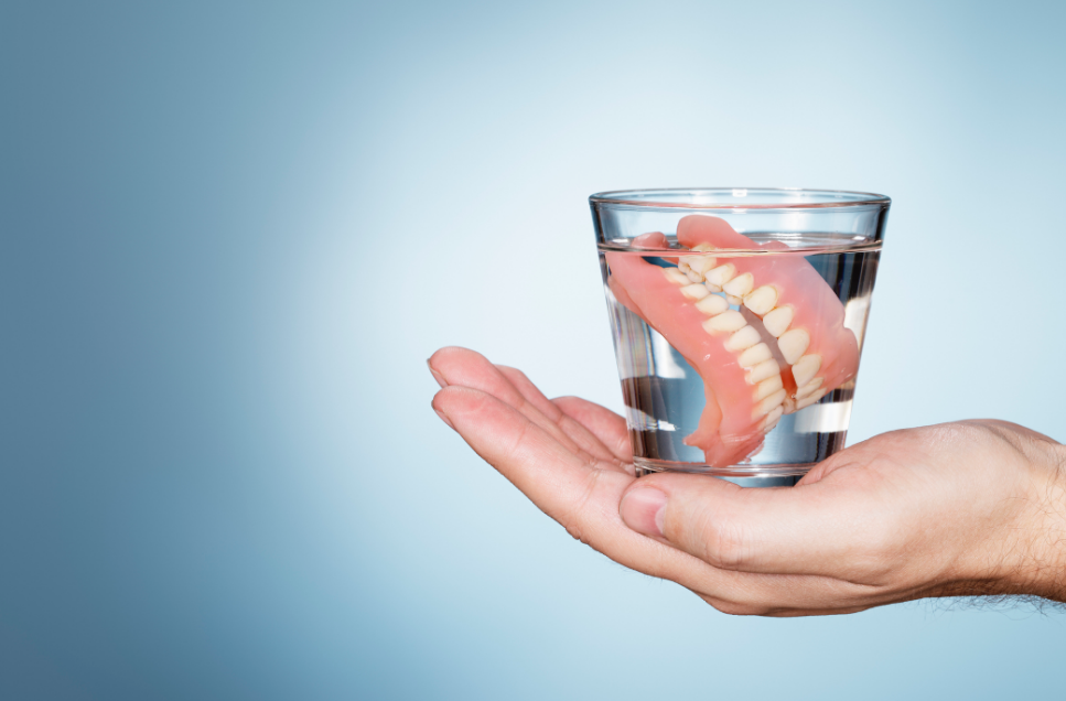 دندان مصنوعی داخل لیوان آب